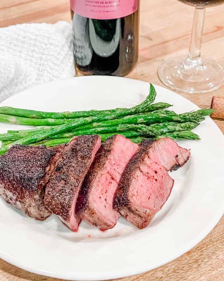 Filet mignon steak and asparagus with filet mignon wine pairing