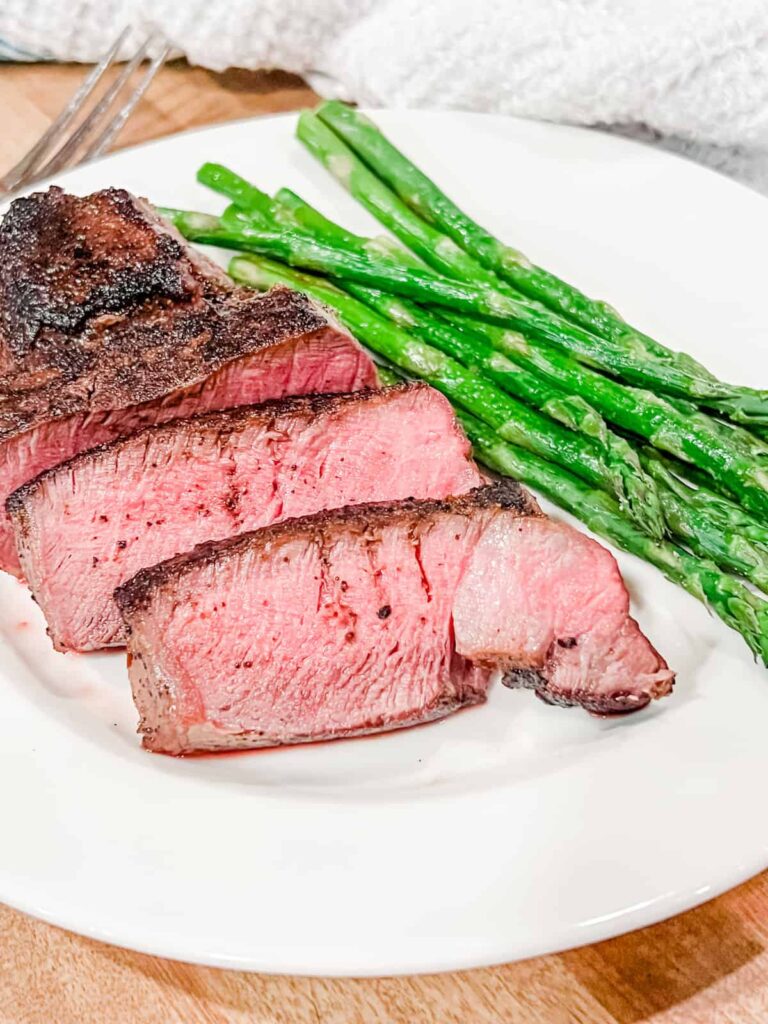 Filet mignon with asparagus on a plate