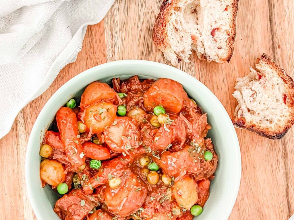 Beef stew with bread